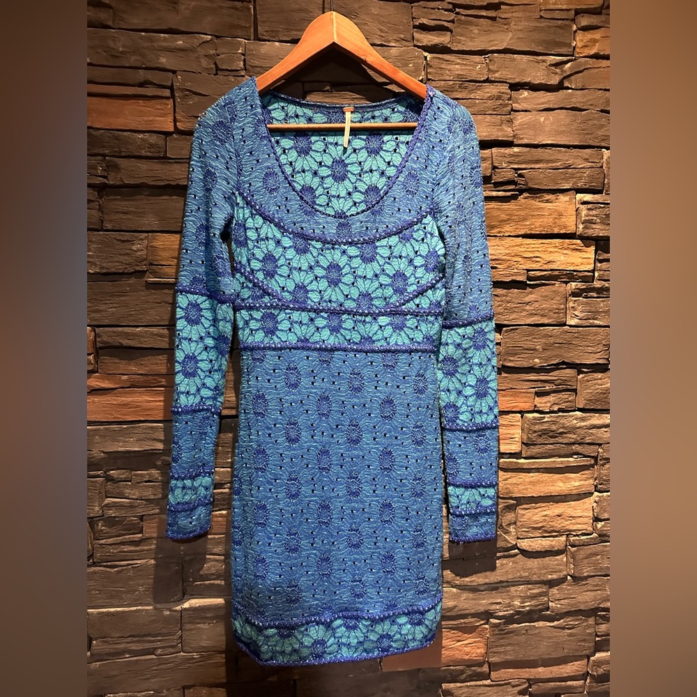 Free People knit floral cut out dress body con long sleeve lined SZ Small blue